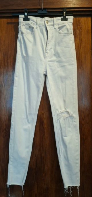 Pantalones blancos rotos