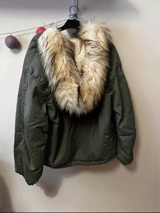 Abrigo verde militar Bershka