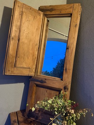 Ventana Antigua con Espejo