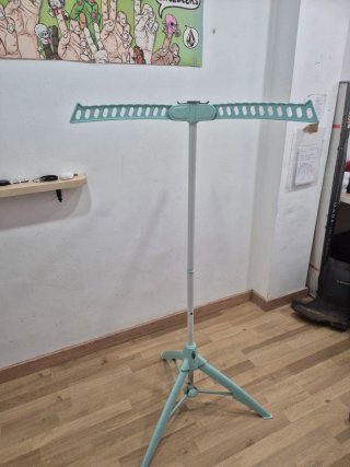 Burra y perchero de ropa