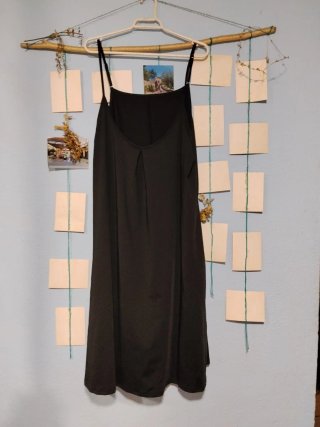 Vestido negro con tirantes