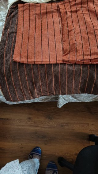 Set dormitorio: Colcha, Alfombra, Store, Cojines