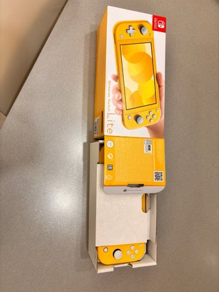 Nintendo Switch Lite Amarilla + Caja + Cargador