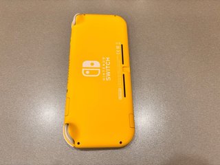 Nintendo Switch Lite Amarilla + Caja + Cargador