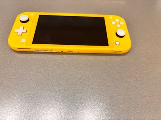 Nintendo Switch Lite Amarilla + Caja + Cargador