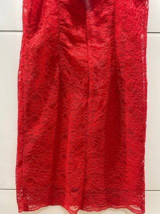 Vestido rojo encaje invitada