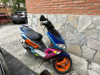 Peugeot Speedfight Scooter Azul/Naranja/Rosa
