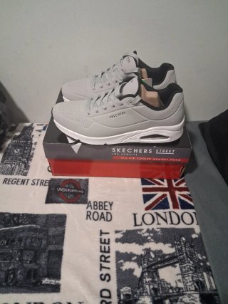 Tenis Skechers Gris y Blanco