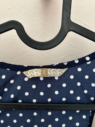 Blusa azul de lunares