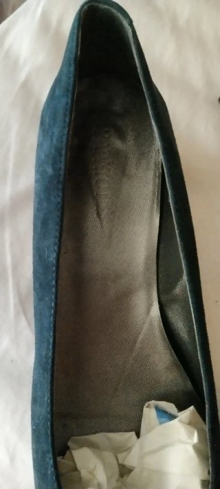 Zapatos de tacón azul con detalle
