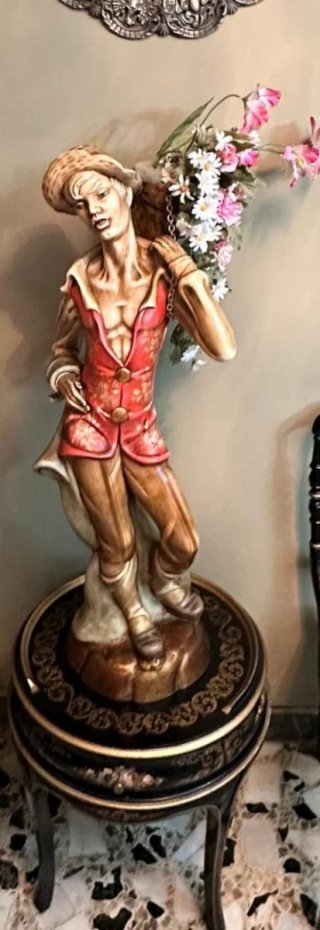 Figura cerámica hombre con flores