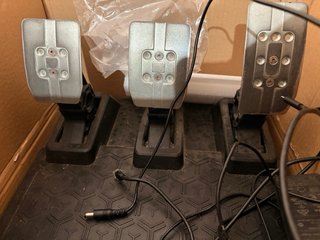 Volante Thrustmaster PS4/PS5/PC + Pedales