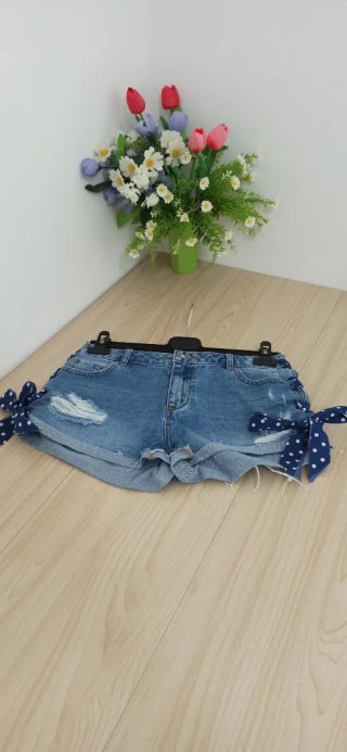 Shorts di jeans strappati con lacci
