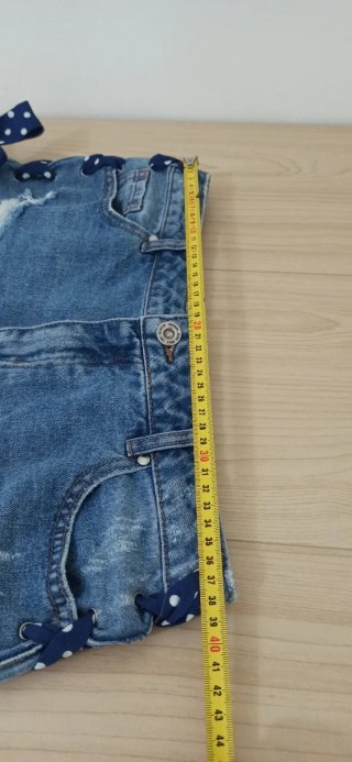 Shorts di jeans strappati con lacci