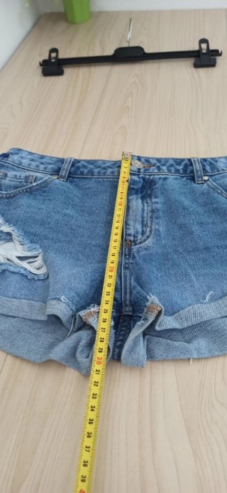 Shorts di jeans strappati con lacci