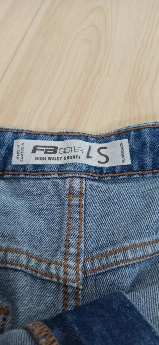 Shorts di jeans strappati con lacci