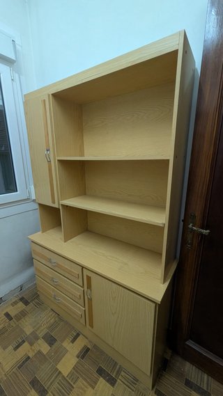 Mueble de madera con cajones y puertas