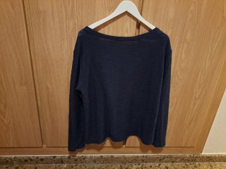 Blusa azul con detalles de encaje y flecos