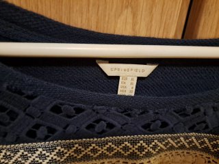 Blusa azul con detalles de encaje y flecos