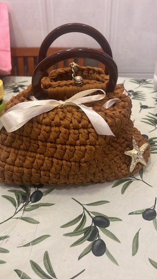 Pochette uncinetto marrone con dettagli oro
