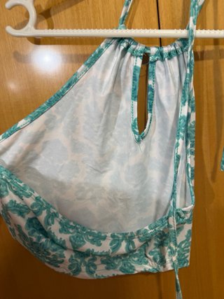 Top corto aguamarina y blanco