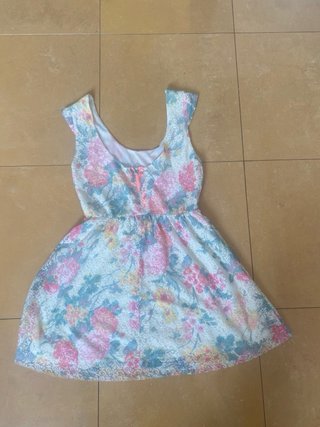 Vestido floral con cremallera trasera