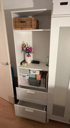 Estantería blanca moderna con cajones