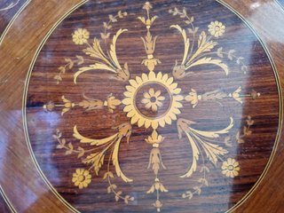 Tavolino rotondo in stile Maggiolini