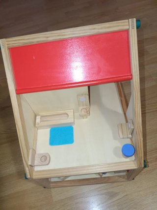 Casita de muñecas de madera