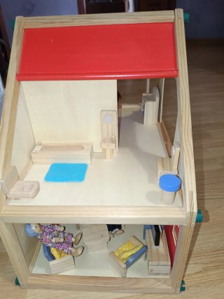 Casita de muñecas de madera
