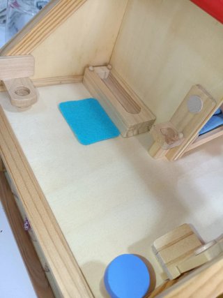Casita de muñecas de madera