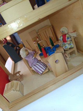 Casita de muñecas de madera