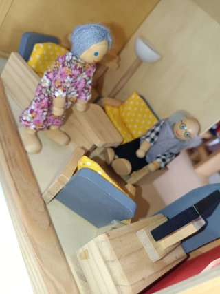 Casita de muñecas de madera
