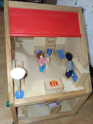 Casita de muñecas de madera