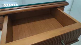 Mesita de noche de madera con cristal