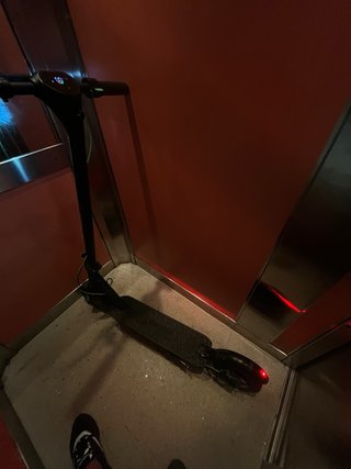 Patinete Eléctrico Negro Ruedas gastadas