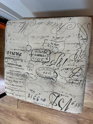 Sgabello pieghevole con spazio di archiviazione