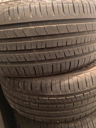 Neumáticos 215/55ZR16 casi nuevos
