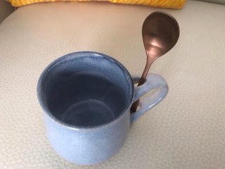 TAZA MUG CERÁMICA AZUL CELESTE, CUCHARRILLA DORADA