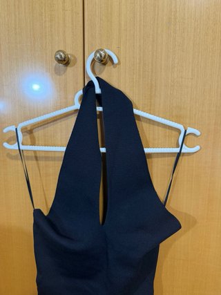 Top negro cuello triángulo