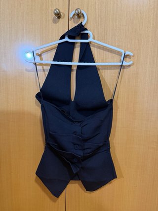 Top negro cuello triángulo