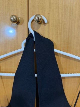 Top negro cuello triángulo