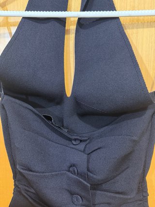 Top negro cuello triángulo
