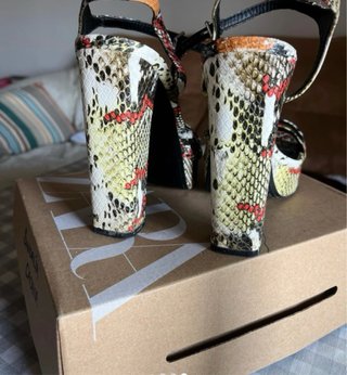 Sandali con tacco stampa serpente Zara