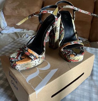 Sandali con tacco stampa serpente Zara