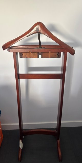 Galán de noche madera oscura