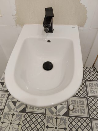 Bidé Roca Ona adosado a pared sin tapa