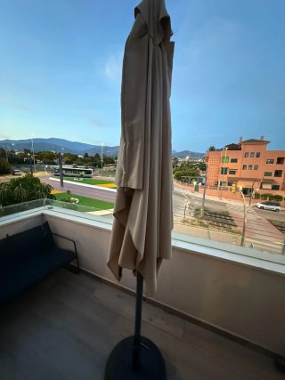 Sombrilla 2x3m con base (no hago envío)