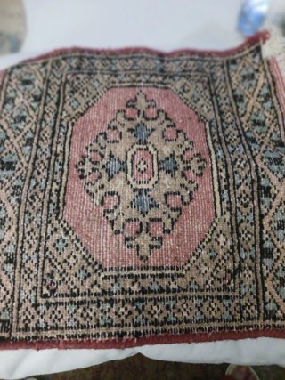 Alfombra pequeña cuadrada rosa y beige