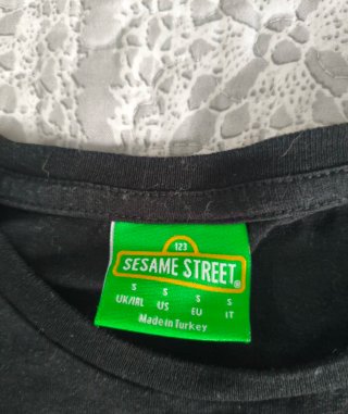 Camiseta Negra Sesame Street x Stranger Things